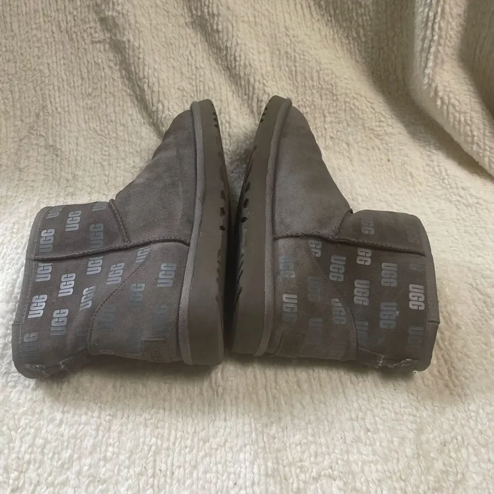 UGG Men’s Classic Mini II UGG Print Gray suede Boots  logo rubberized print SZ10